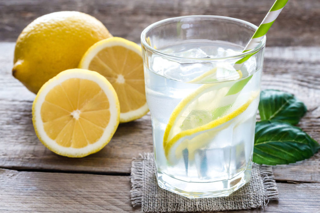 в воду лимонный сок