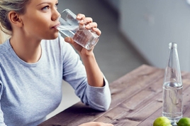 Работающие методы: как выпивать в день 2 литра воды