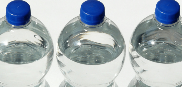 Вода в пластиковых бутылках - источник опасности?